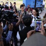 Diputada federal Mery Pozos atiende a medios de comunicación durante una asamblea morenista