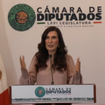 Kenia López Rabadán durante una conferencia en la Cámara de Diputados