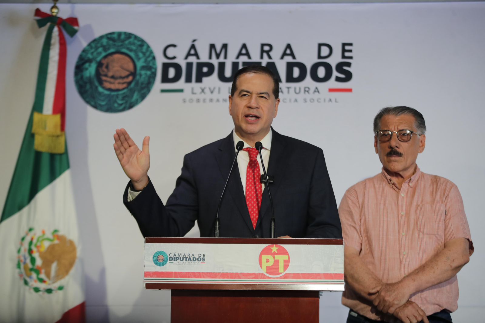 Ricardo Mejía Berdeja durante una conferencia de prensa en la Cámara de Diputados